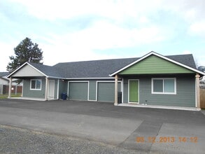 Building Photo - 4463-4465 Blueberry Ln NE