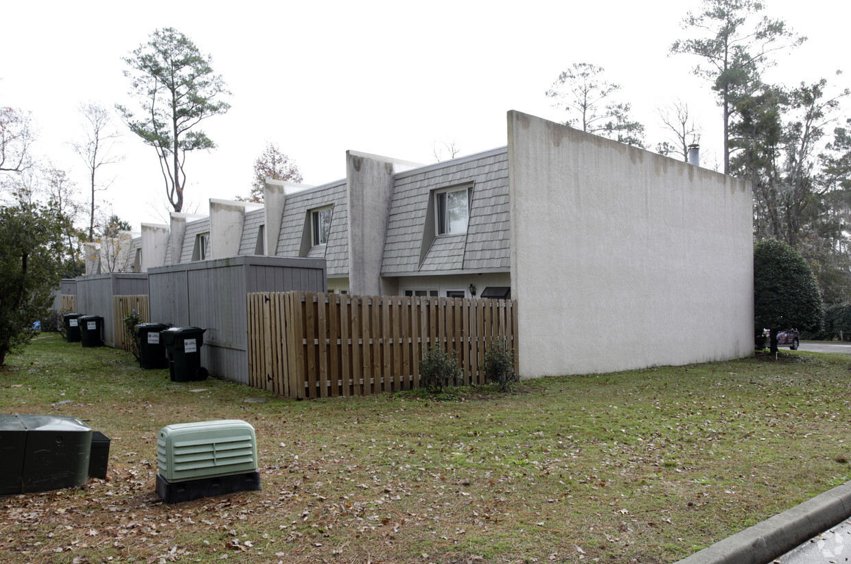 Building Photo - Colony Woods