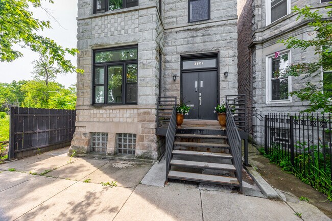Foto del edificio - 3507 W Carroll Ave