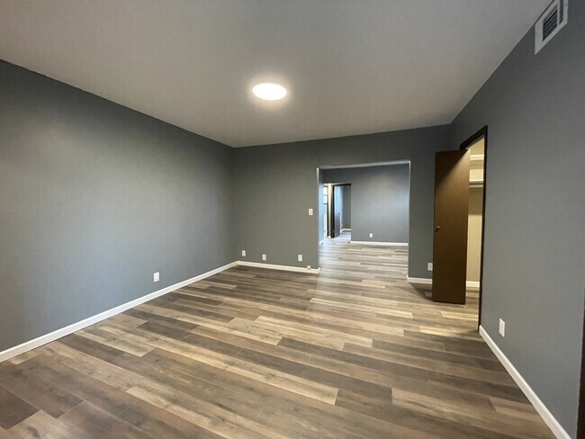 Building Photo - Glenmore - 2905 - (Units 1 - 8)