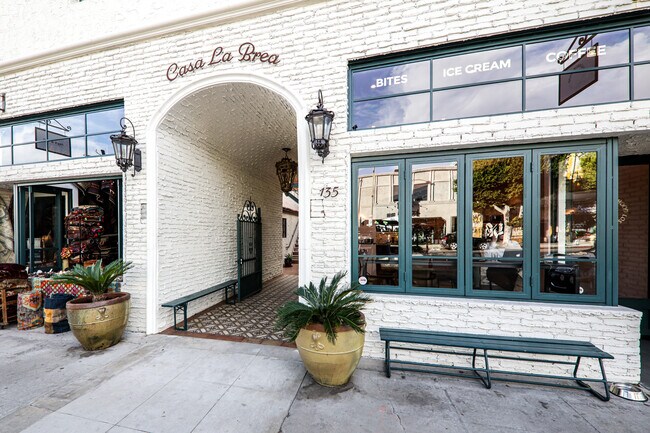 Building Photo - 131 S La Brea Ave