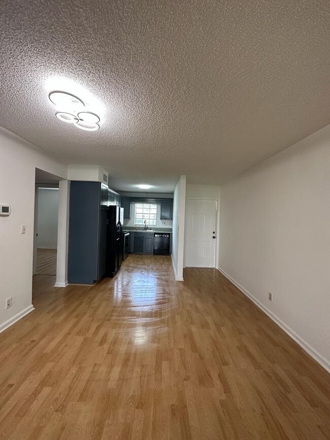 Building Photo - 301 Olivewood Pl