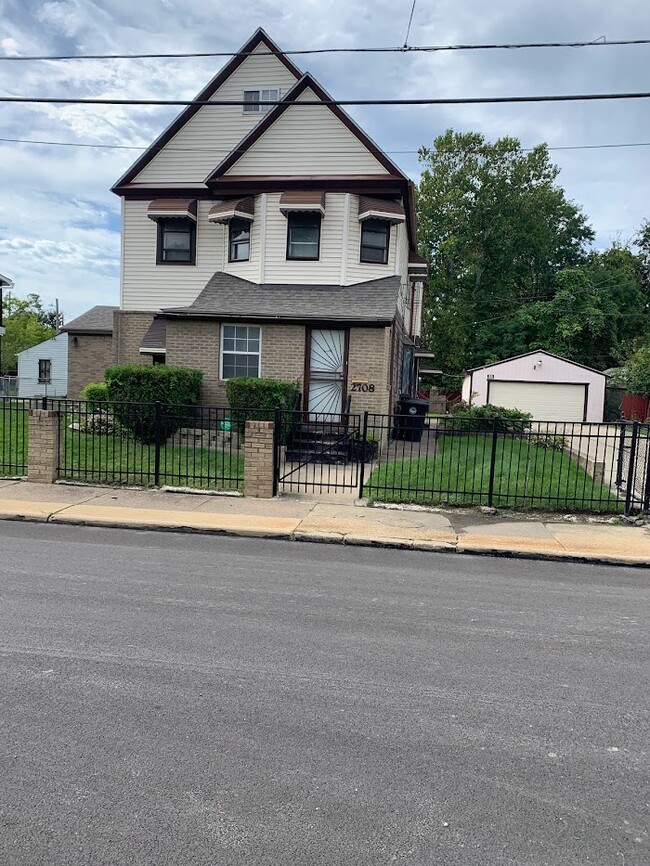 Building Photo - 2708 E 89th St