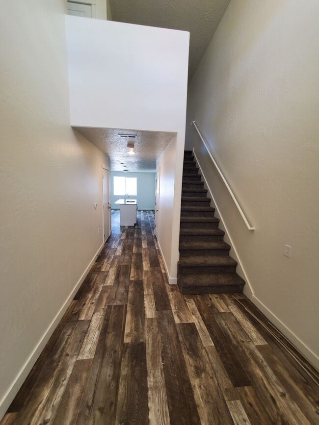 Building Photo - 1124 Tulip Dr