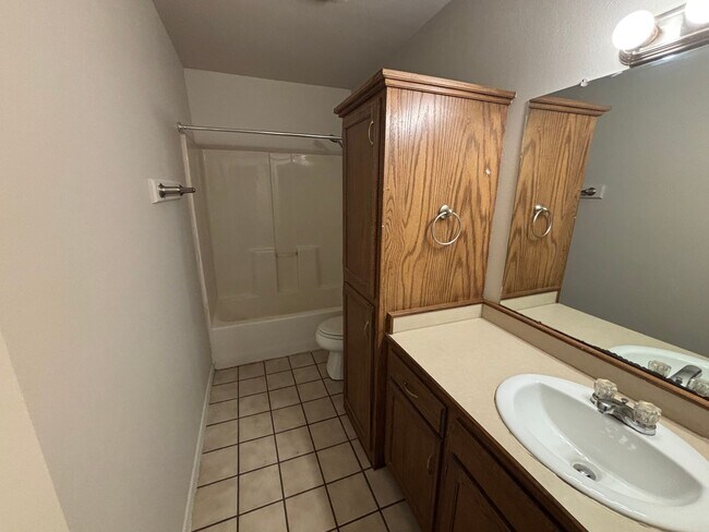 Foto del edificio - 1200 S El Paso Ave