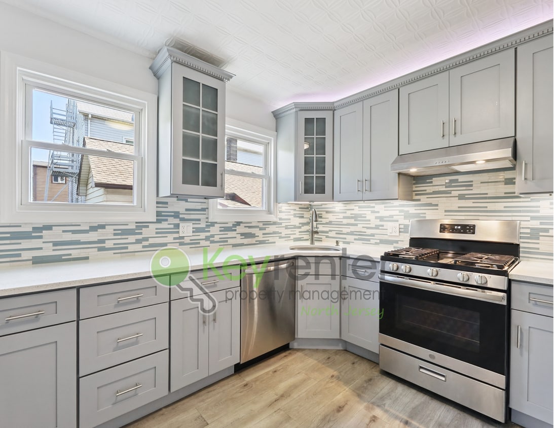 Primary Photo - No Broker Fee! Spacious 3-Bed, 2-Bath Apar...