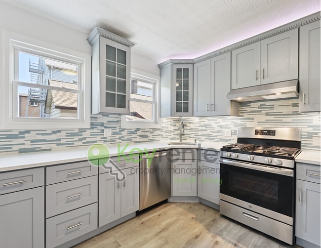 No Broker Fee! Spacious 3-Bed, 2-Bath Apar... - No Broker Fee! Spacious 3-Bed, 2-Bath Apar... House