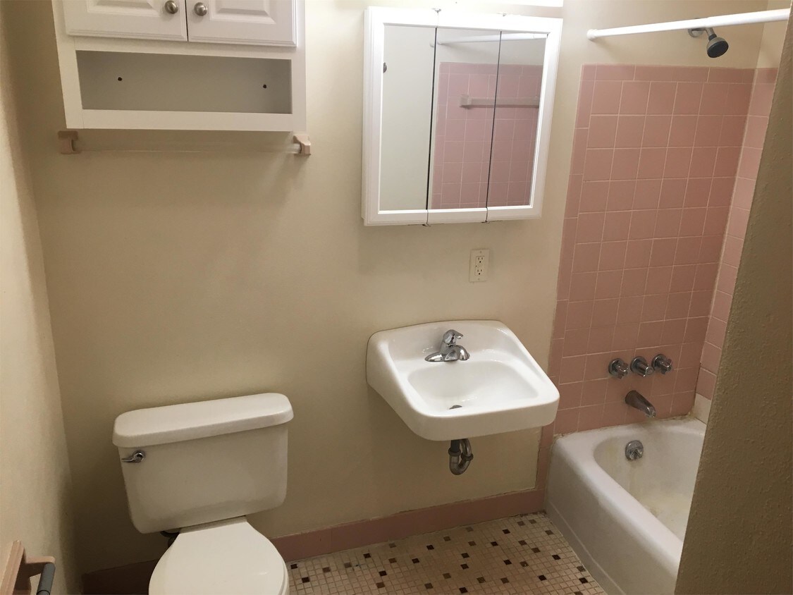 430 Harrison Ave Unit 101, Beloit, WI 53511 Room for Rent in Beloit