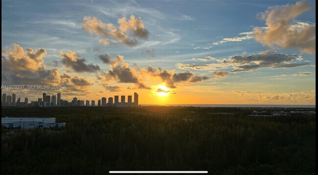 Foto del edificio - 14951 Royal Oaks Ln