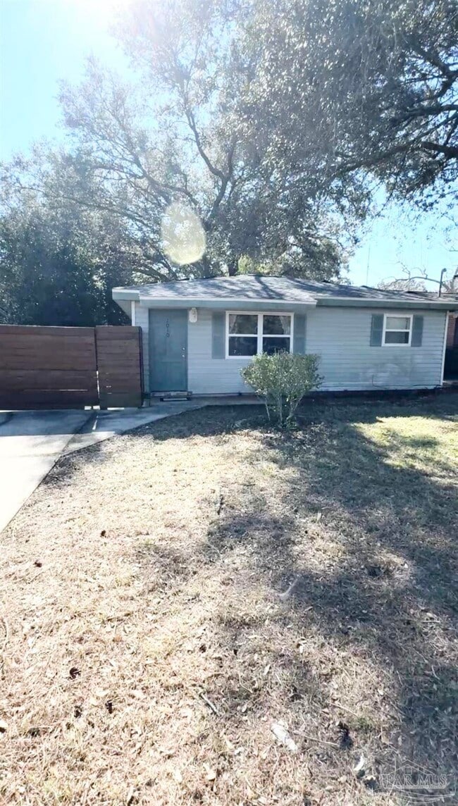 Building Photo - 1010 Hawthorn Dr