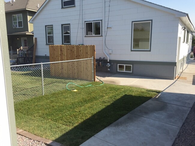 Building Photo - 2034 Strand Ave