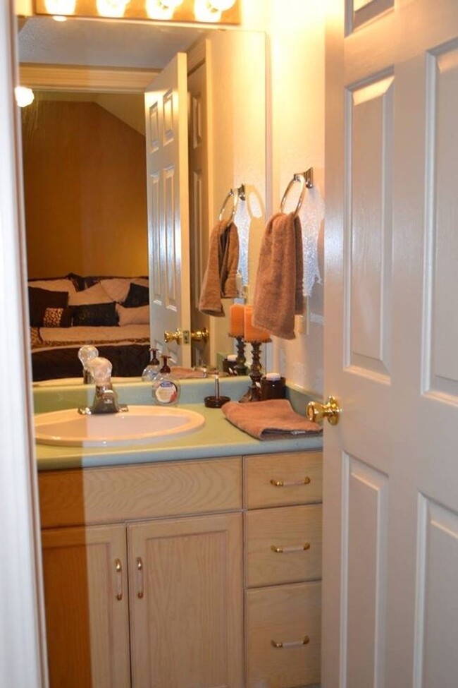 Building Photo - Furnished 2 bedroom 2 bath Loft Style Open...