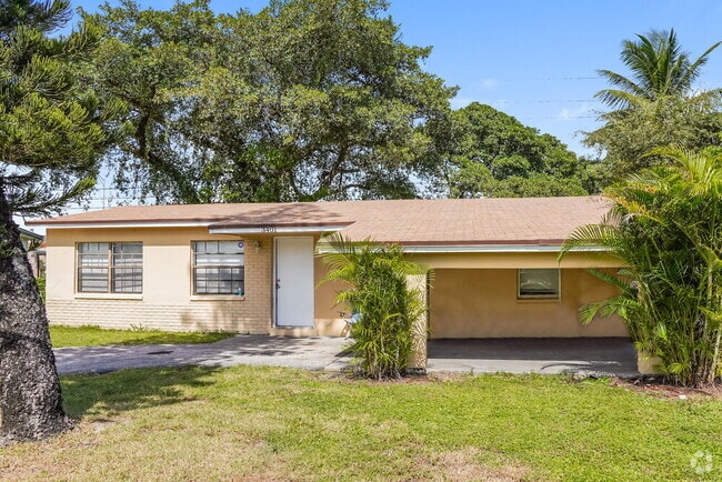 Building Photo - 3401 NW 18th Pl