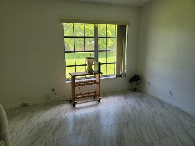 Foto del edificio - 15920 Forsythia Cir