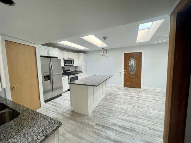 Building Photo - 777 S Main St