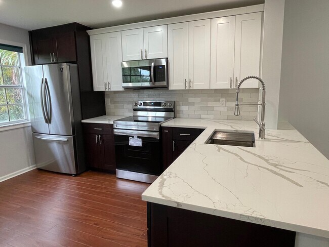 Building Photo - 6516 Via Regina