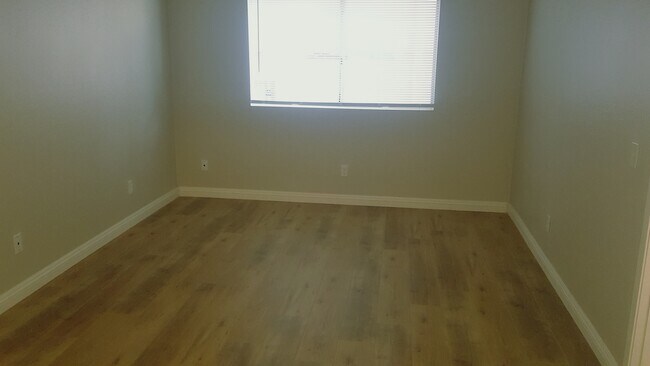 Foto del edificio - 8760 Burnet Ave