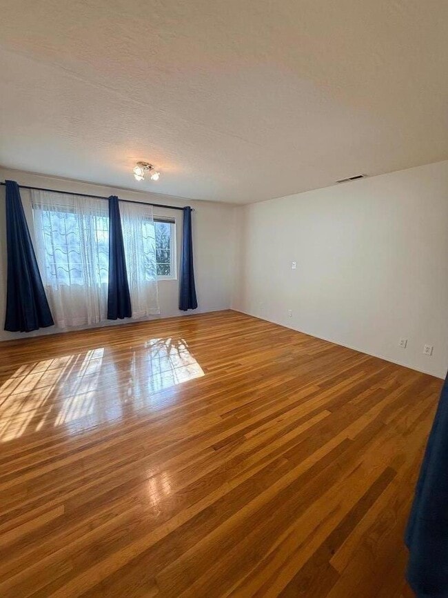 Building Photo - 666 Hope St