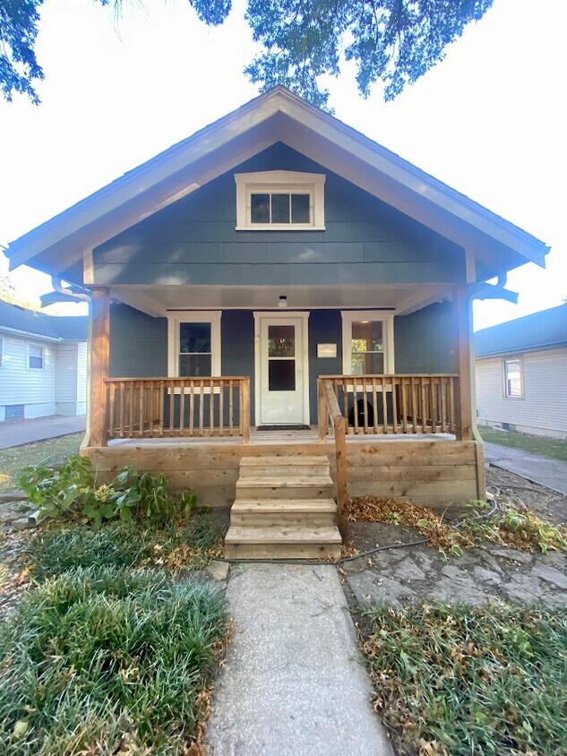 Foto principal - 810 W 77th St