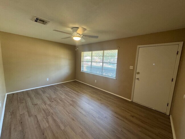 Building Photo - Beautiful 3 Bedroom Bossier Home