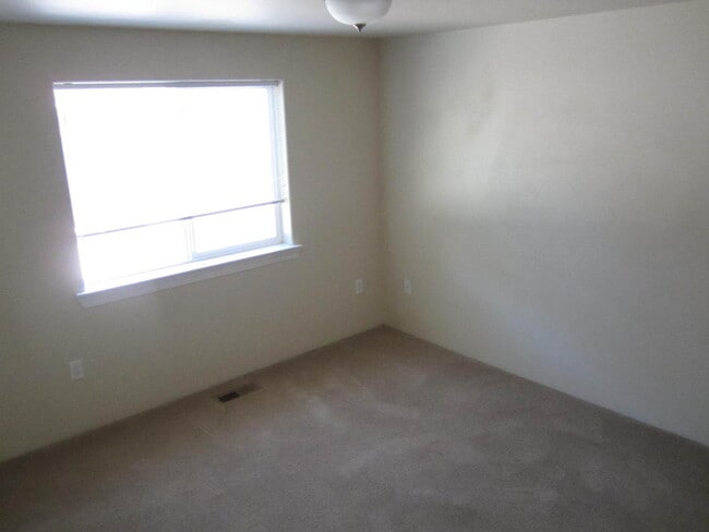 Building Photo - Charming Duplex for Rent