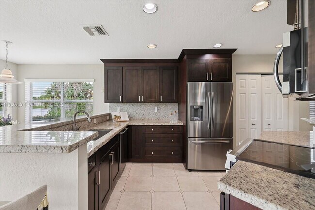 Foto del edificio - 16710 NW 12th St