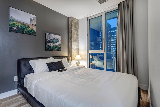 Building Photo - 2061 Rue Stanley
