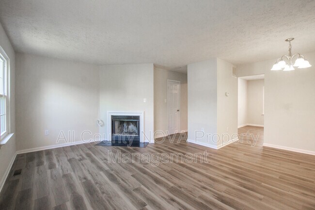 Building Photo - 13 Meadowside Ct