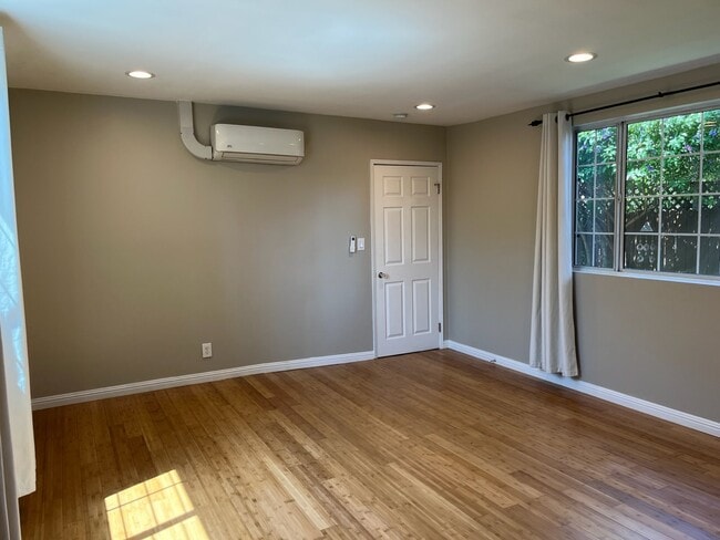 Foto del edificio - 15838 Hart St