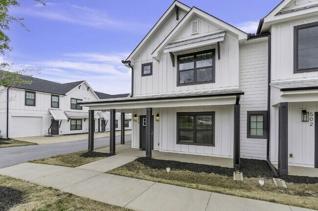 Foto del edificio - Charming 3-Bed, 2.5-Bath Townhouse Gem in Travelers Rest