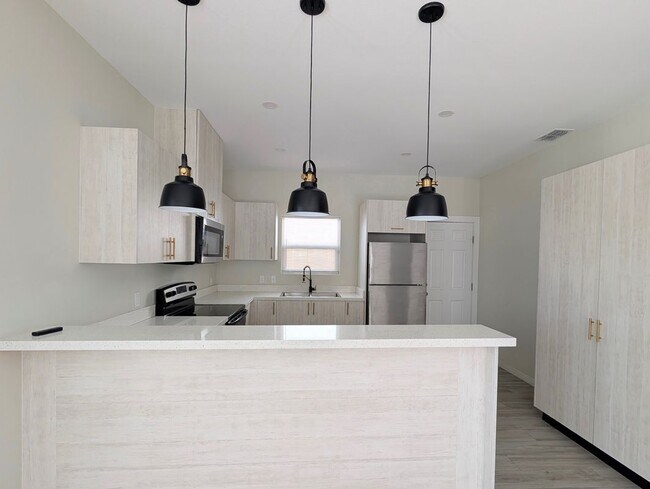 Foto del edificio - 1320 N McColl Rd