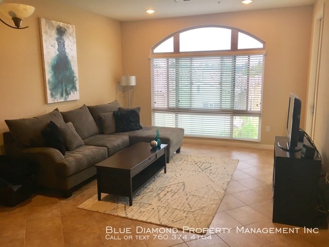 Building Photo - 1 BR, 1 BA top floor condo in Pell Place