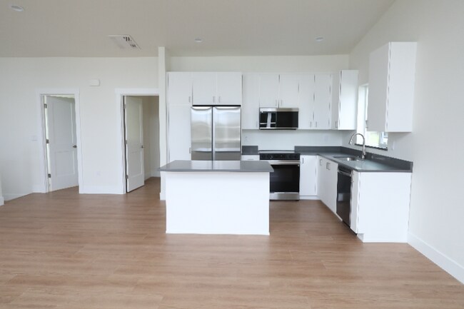 Building Photo - 12903 SE Ridgecrest Rd