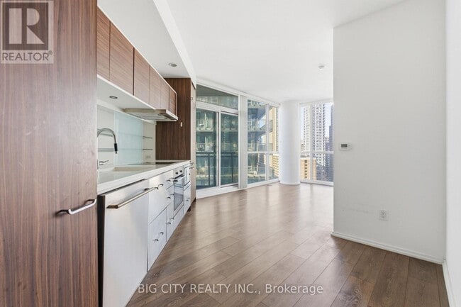 Building Photo - 45 Charles St E