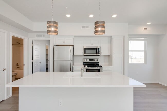 Building Photo - Now Leasing! Amazing Location, Community, ...