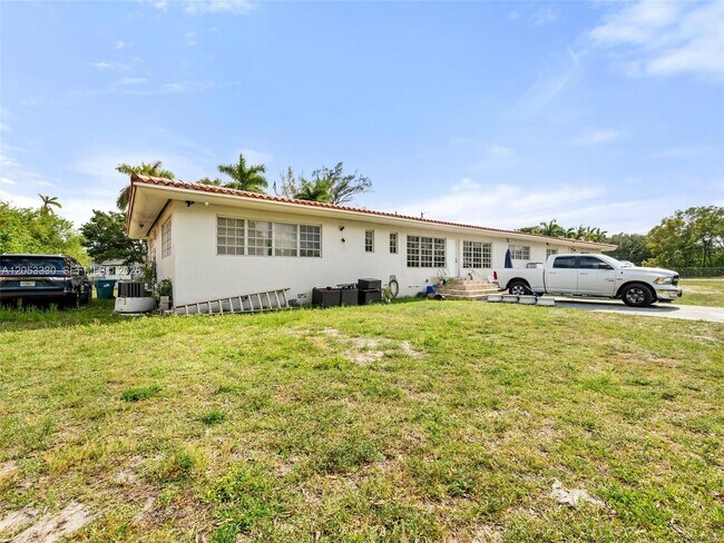 Foto del edificio - 1895 NW 175th St