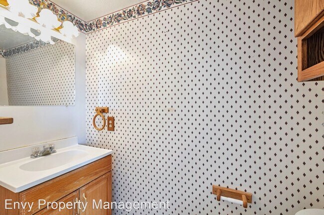 Building Photo - 2 br, 1.5 bath House - 137 E. Southwell St...