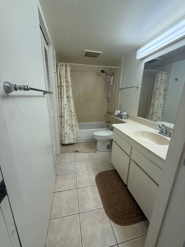 Foto del edificio - 2 bedroom 2 bath Condo in Regency Park on ...