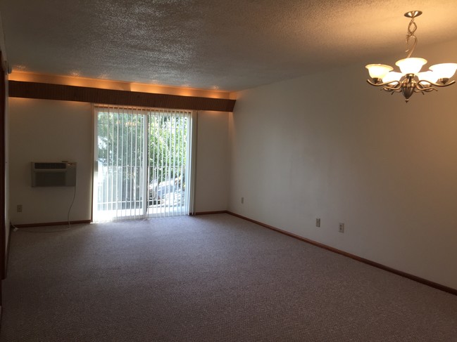 Living room/dining room - Tabor East Apartments