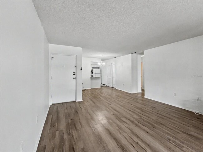Foto del edificio - 2752 Hidden Lake Blvd