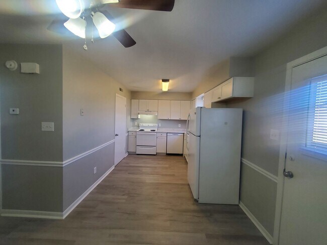 Foto del edificio - Beautifully Updated 2-Bedroom Townhome with Washer/Dryer Hookups!