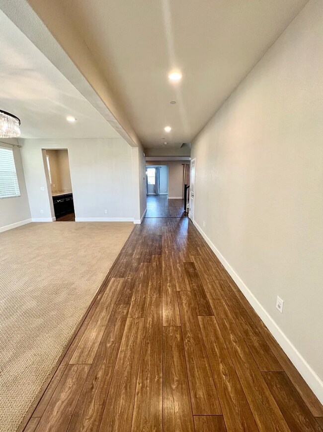 Building Photo - Elegant and Spacious Home with Pool & Park Views in Prime Roseville Location!