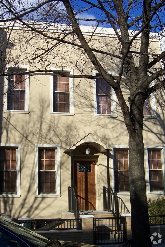 Foto del edificio - 7416 62nd St
