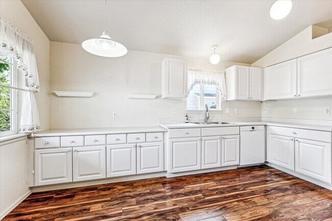 Foto del edificio - Evolve Real Estate: Meticulously Maintained 3 Bed RANCH Home with Deck and Pergola Available Sept 1!