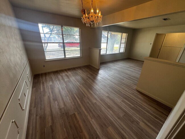 Foto del edificio - 4 Bedroom 3 Bathroom Ready To Rent!