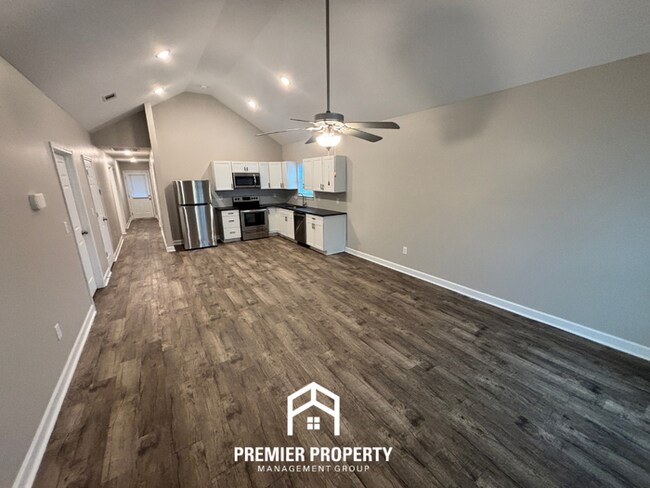Foto del edificio - Charming 3BR Home with Vaulted Ceilings, Stainless Steel Kitchen & Fenced Yard in Odenville