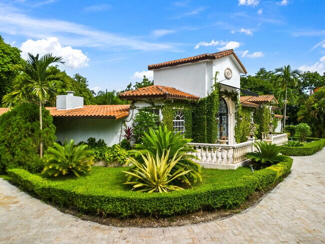 Foto del edificio - 12300 Old Cutler Rd