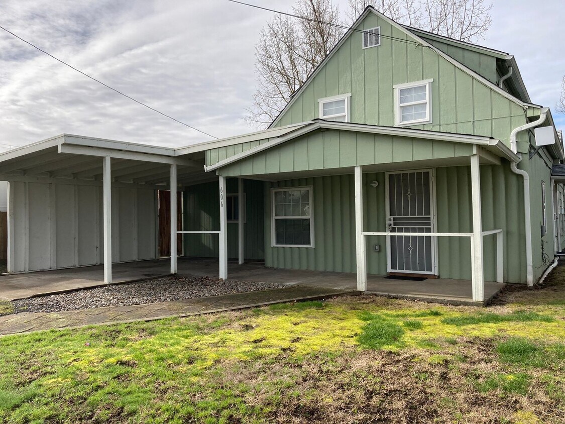 Foto principal - 2 Bedroom 1 Bath Home That Has Been Recent...