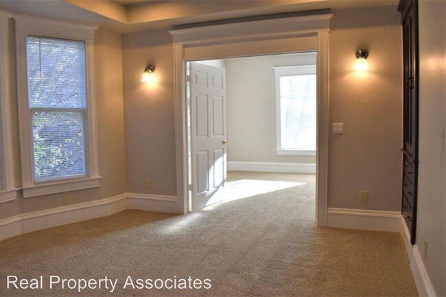 Building Photo - 412 NE 65th St