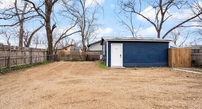 Building Photo - 1118 Ebert Ave